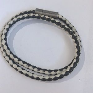 Tod’s iconic leather woven double wrap bracelet. Navy/white